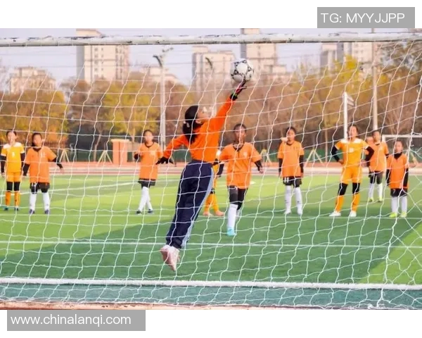 以足球射门球星为核心展现激情与力量的绿茵竞技全景解析 以足球射门球星为核心展现激情与力量的绿茵竞技全景解析