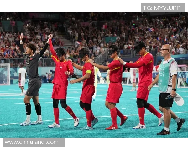 球星脚缠绷带仍顽强拼搏展现体育精神与不屈意志